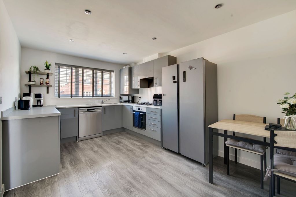 Property photo 2 of 30