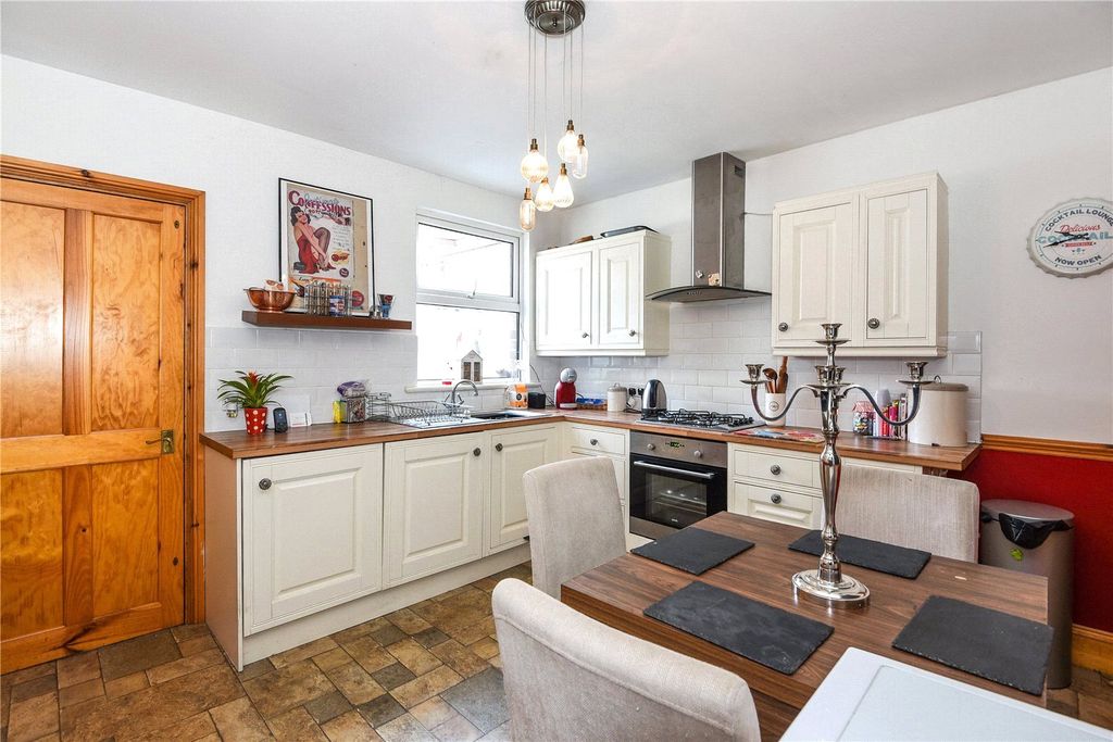 Property photo 3 of 8 Kitchen/Dining Room
