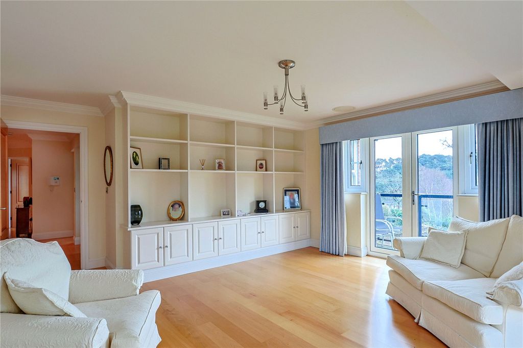 Property photo 3 of 22 Lounge