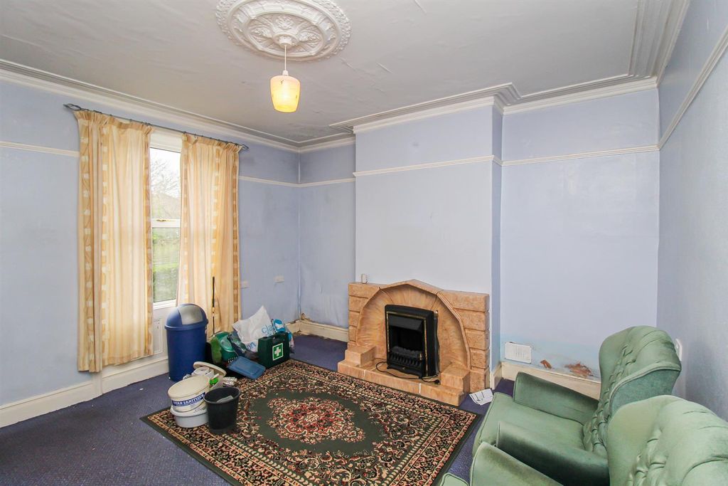 Property photo 3 of 8 Lounge