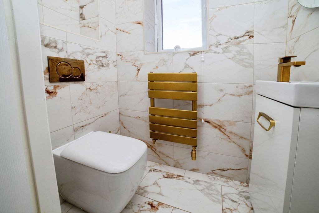 Property photo 2 of 18 Wc