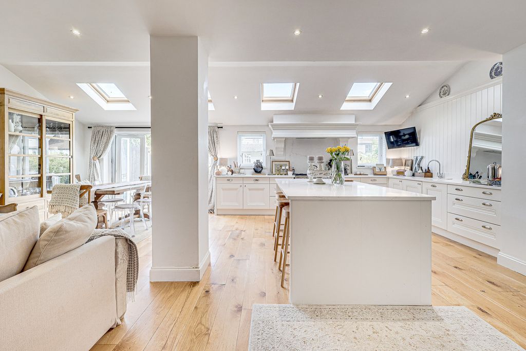 Property photo 3 of 35