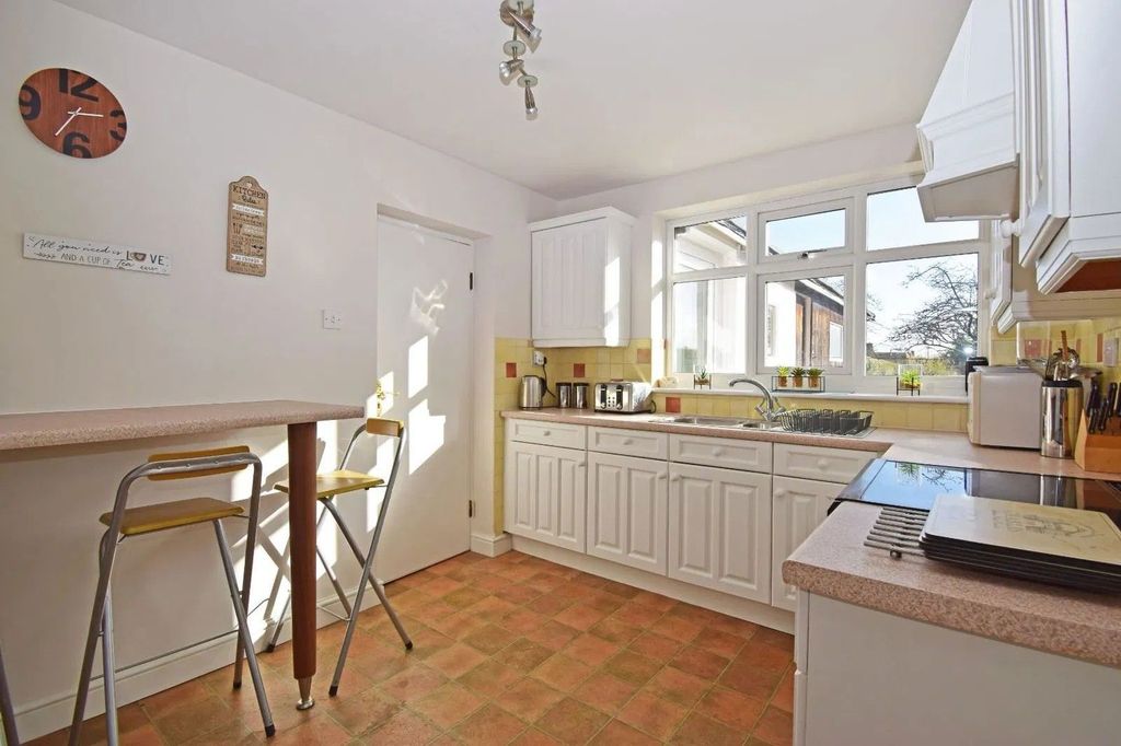 Property photo 2 of 28