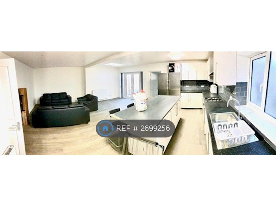 Property photo 3 of 13 Lounge/Kitchen