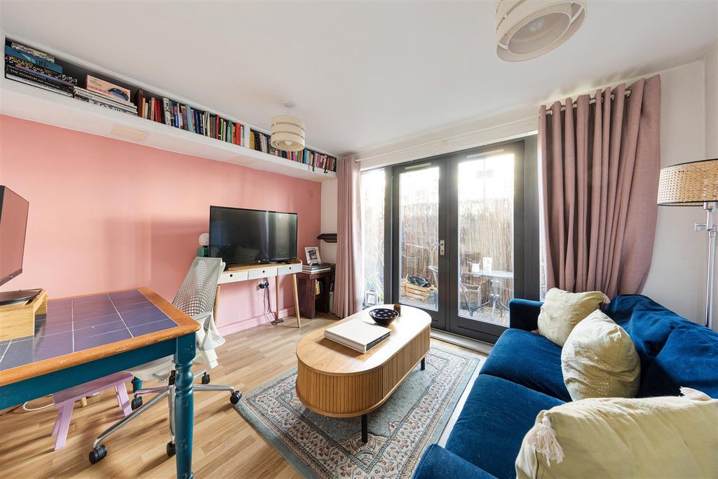 Property photo 1 of 18 Almond Court, E5