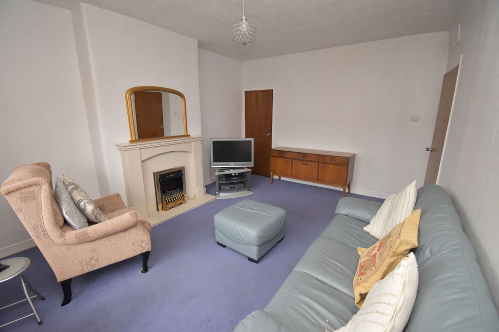 Property photo 3 of 11 Lounge