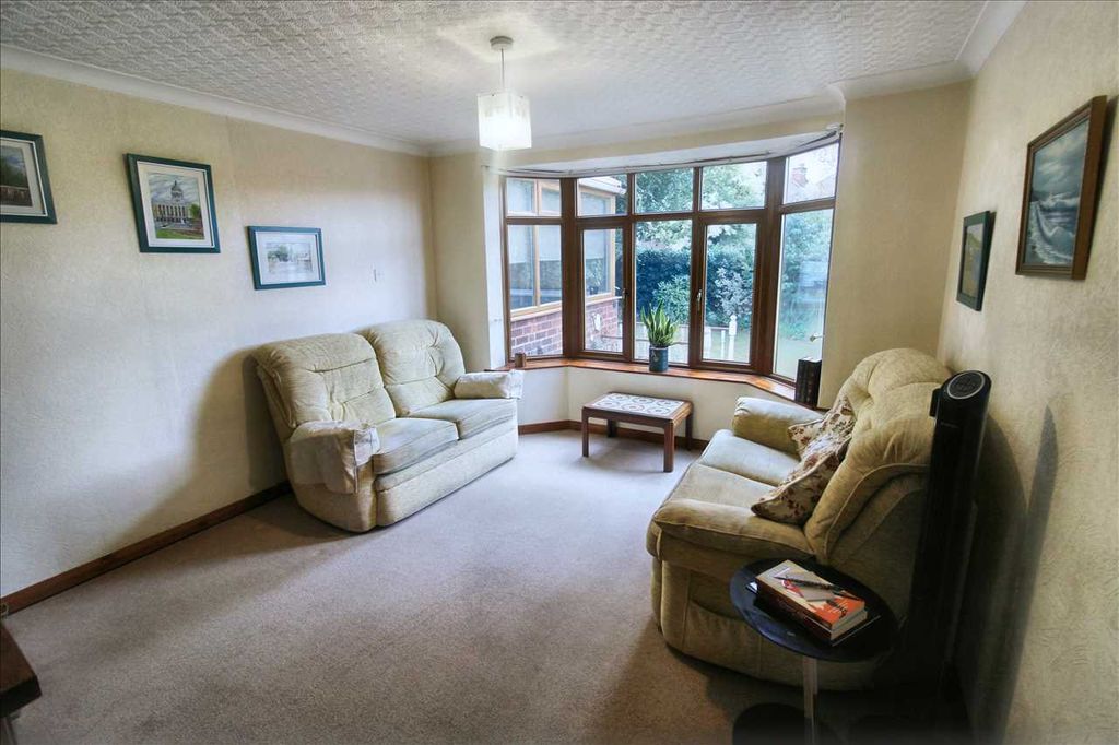 Property photo 3 of 32 Lounge