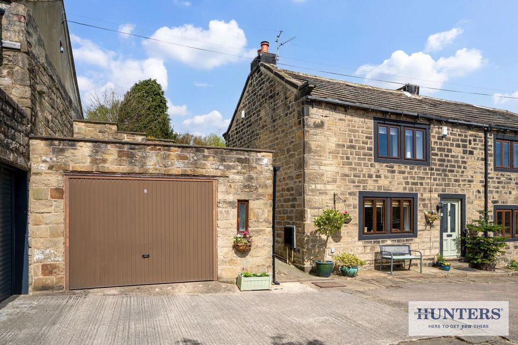 Property photo 2 of 17 Front Courtyard (Exterior)