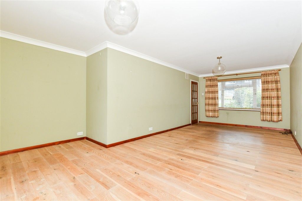 Property photo 3 of 20 Lounge