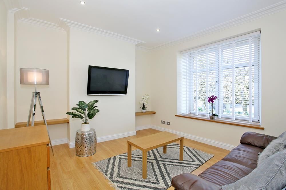 Property photo 1 of 18 82B  Living Room (1)