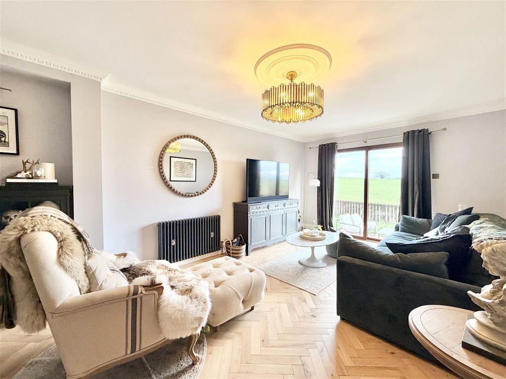 Property photo 3 of 24 Lounge