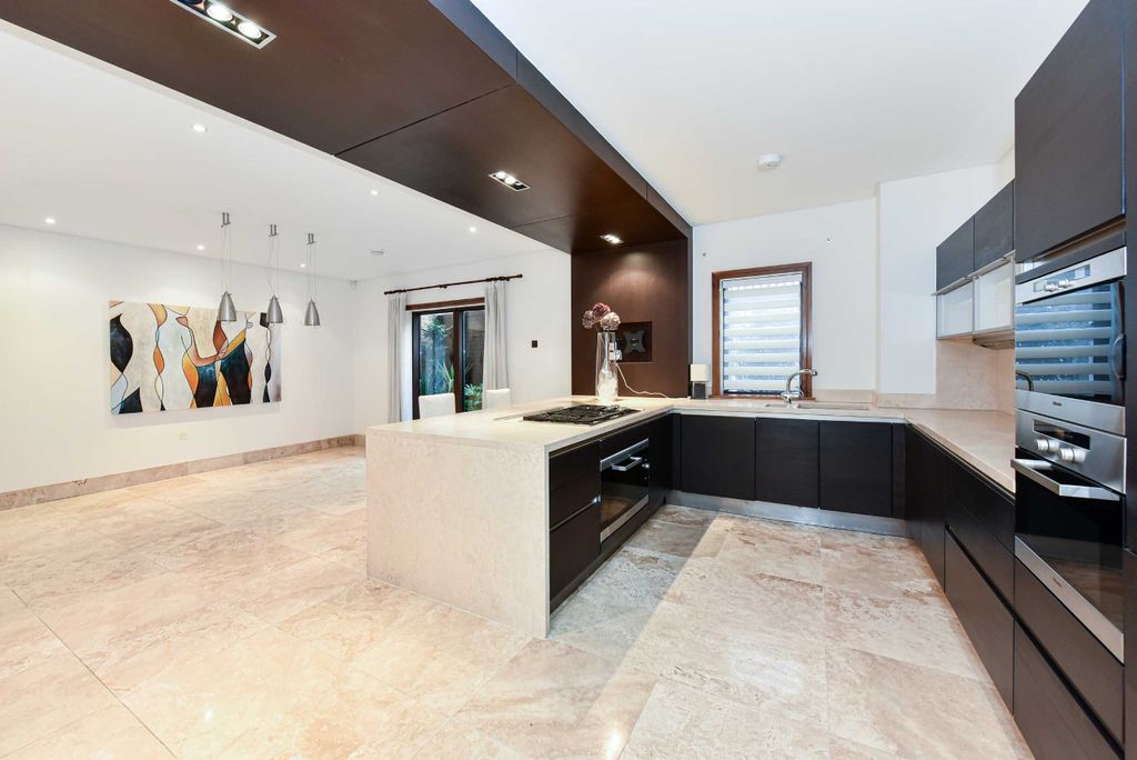 Property photo 2 of 18 Photo