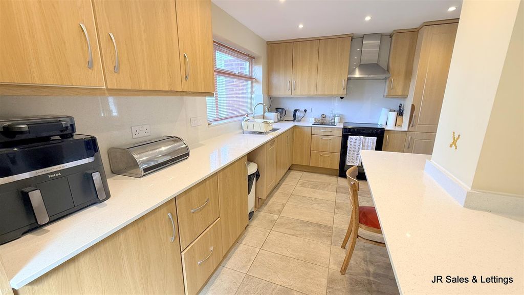 Property photo 2 of 18 Kitchen/Breakfast Room