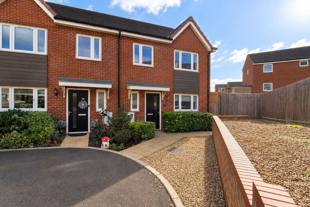 Property photo 1 of 22 Sunny Brick Townhouse Frontage With Garden Details