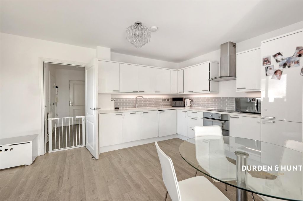 Property photo 3 of 16 Lodge Lane