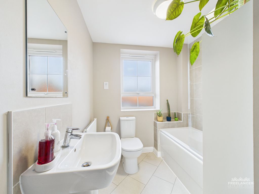 Property photo 3 of 20 Bathroom