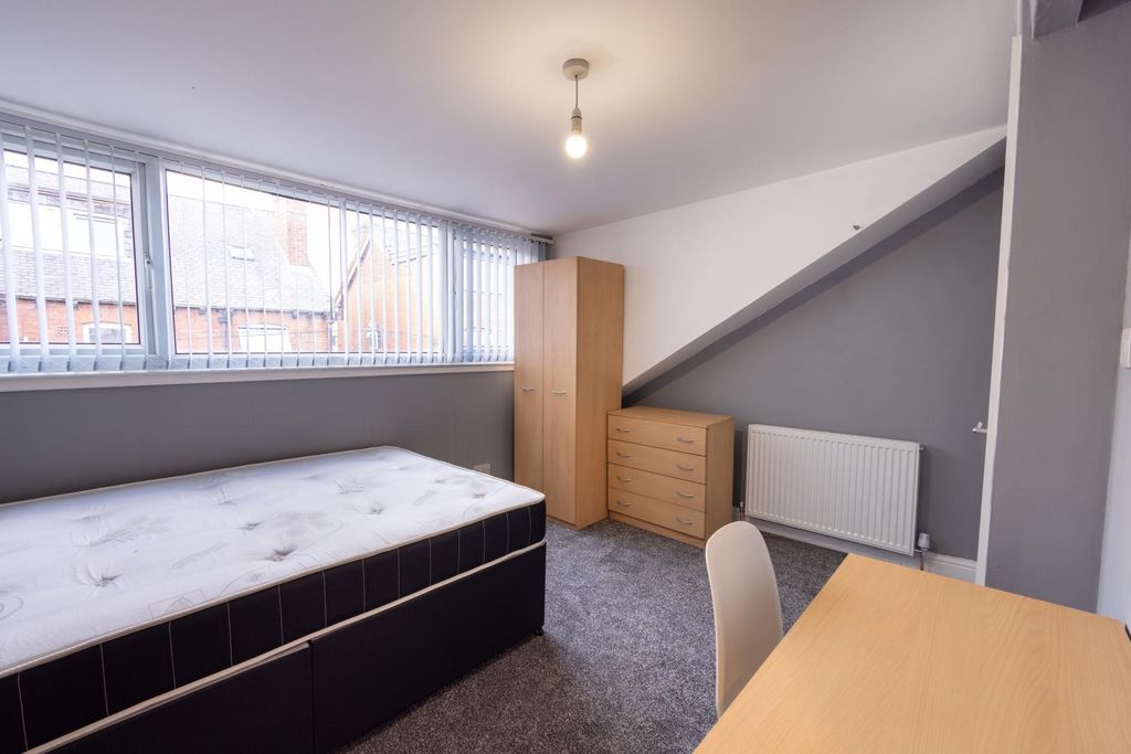 Property photo 2 of 24 Bright, Well-Presented Double Bedroom With A Large...