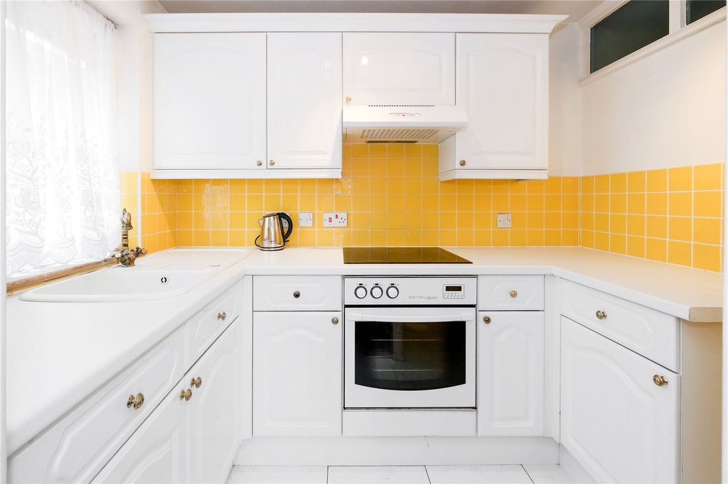 Property photo 3 of 11 Kitchen