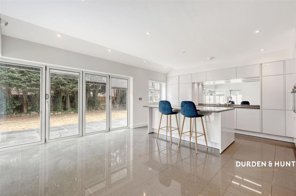 Property photo 3 of 34 London Road