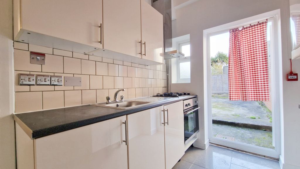 Property photo 3 of 8 Kitchen