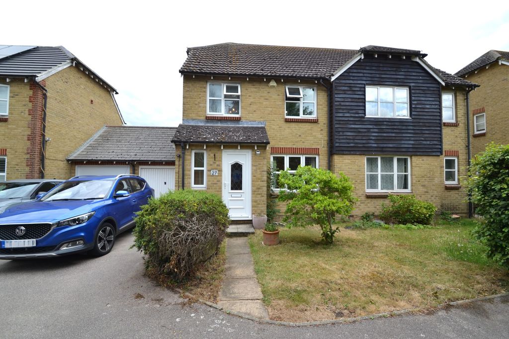 Property photo 1 of 11 Kingfisher Close - Front