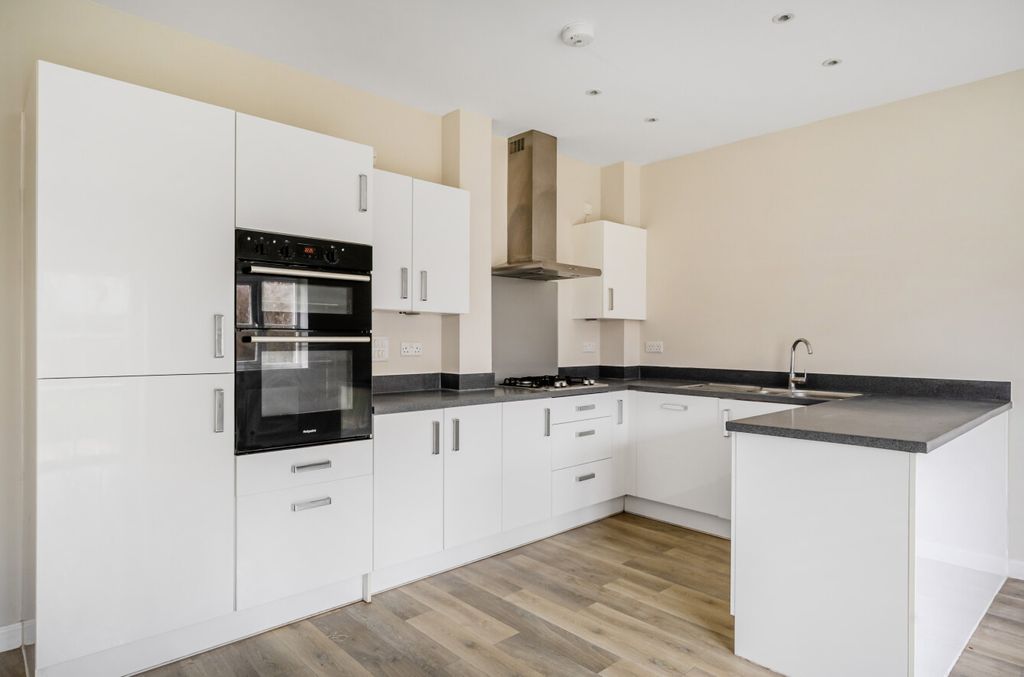 Property photo 2 of 16 1389082-23-693Aad...