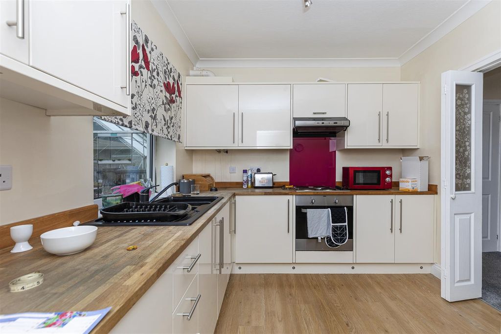 Property photo 3 of 16 Kitchen