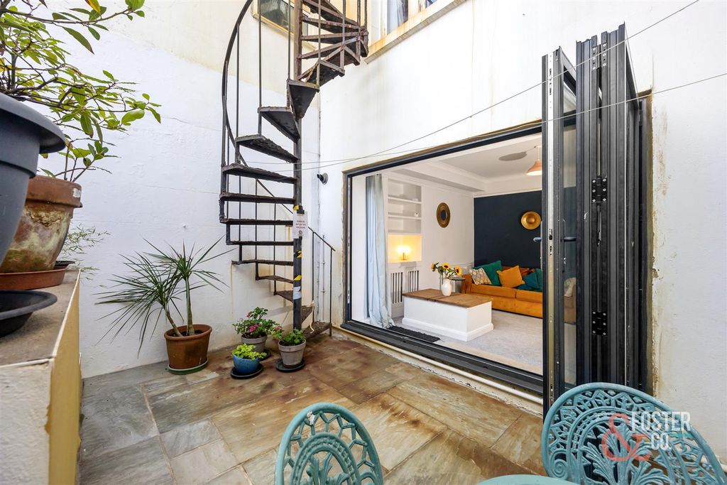 Property photo 3 of 22 St Aubyns 22, Flat 2-013.Jpg