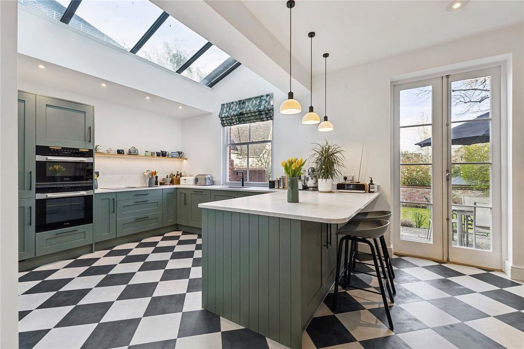 Property photo 2 of 15 Kitchen/Breakfast