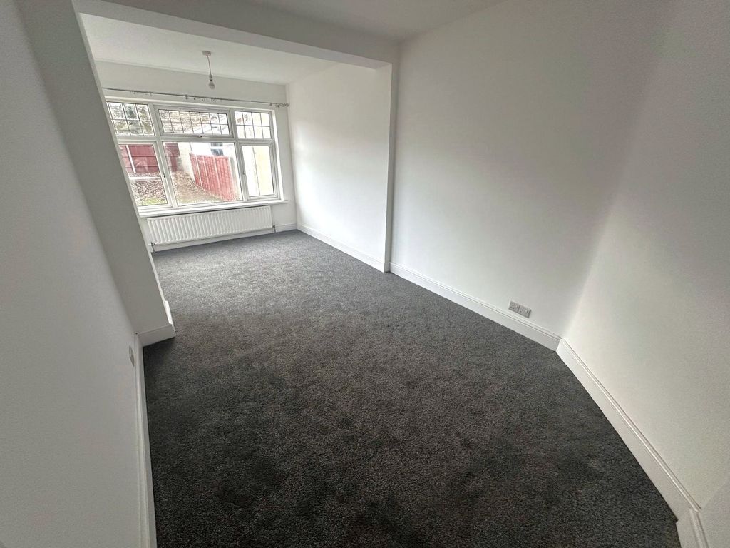 Property photo 3 of 13 Lounge