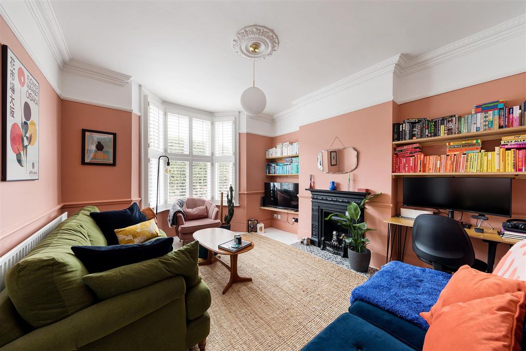 Property photo 2 of 29 Ravenswood Road, E17