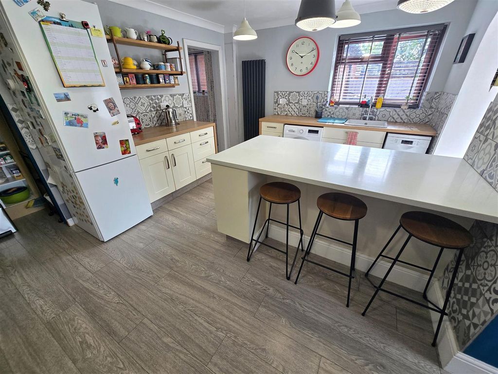 Property photo 2 of 16 Kitchen/Breakfast Room