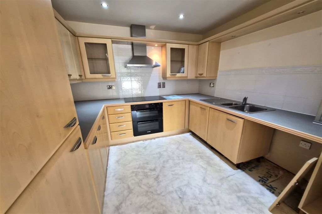 Property photo 2 of 12 Kitchen