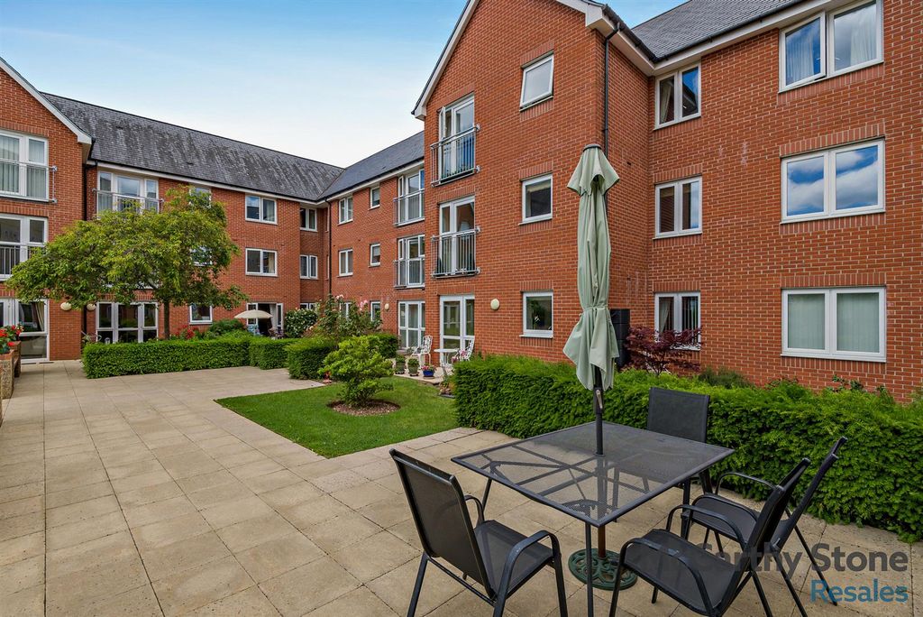 Property photo 1 of 17 Communal Gardens