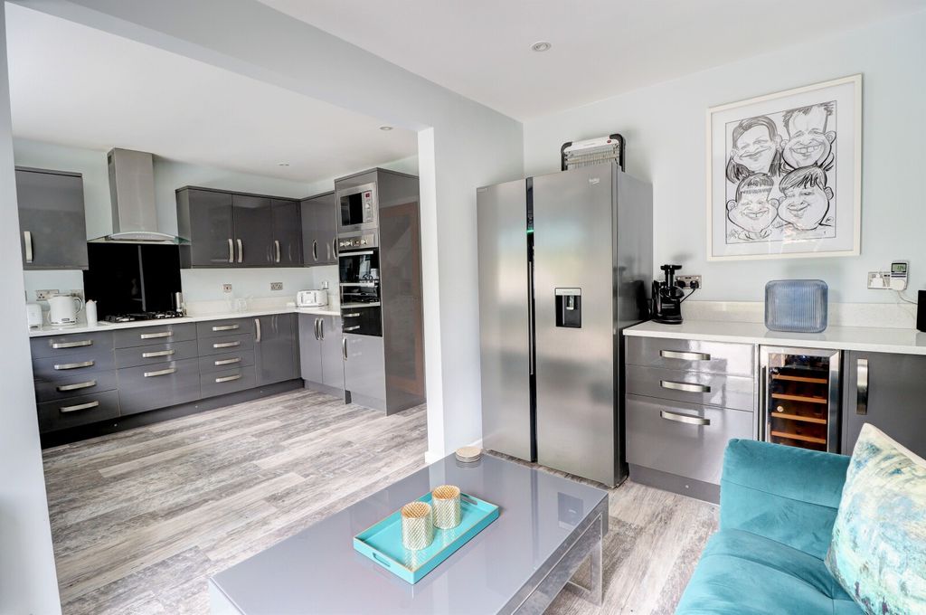 Property photo 2 of 17 Picture No. 12