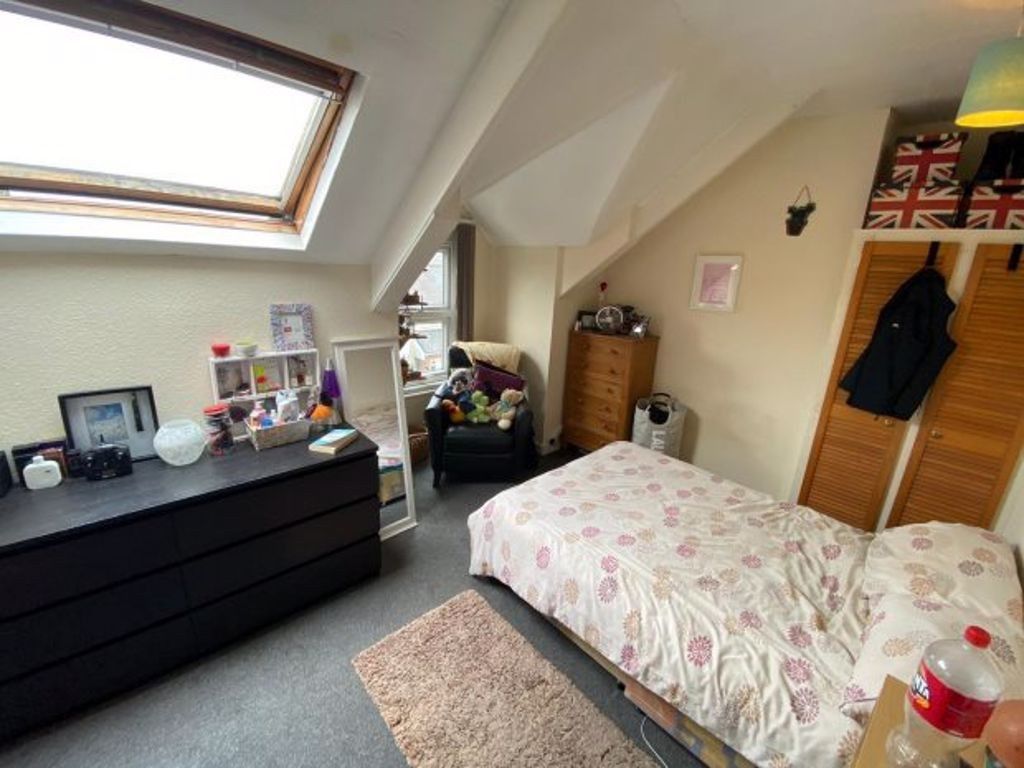 Property photo 2 of 21 Bright And Cozy Master Bedroom Featuring A Double ...