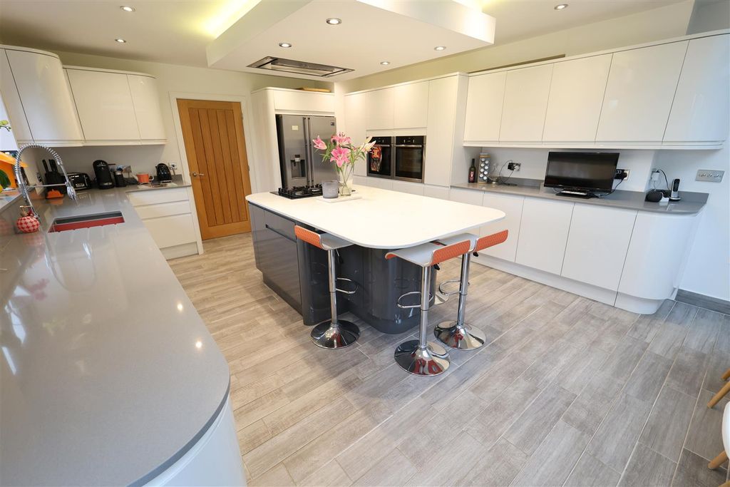 Property photo 3 of 36 Pc Living Area vi.Jpg