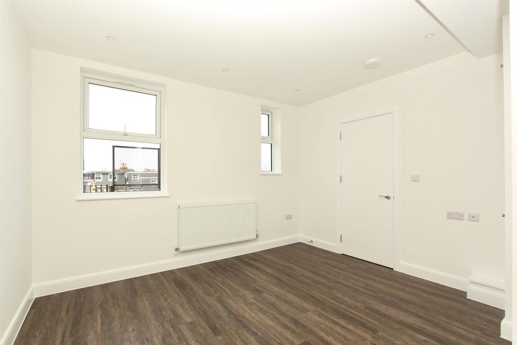 Property photo 3 of 24 Stoke Newington High Street, N16