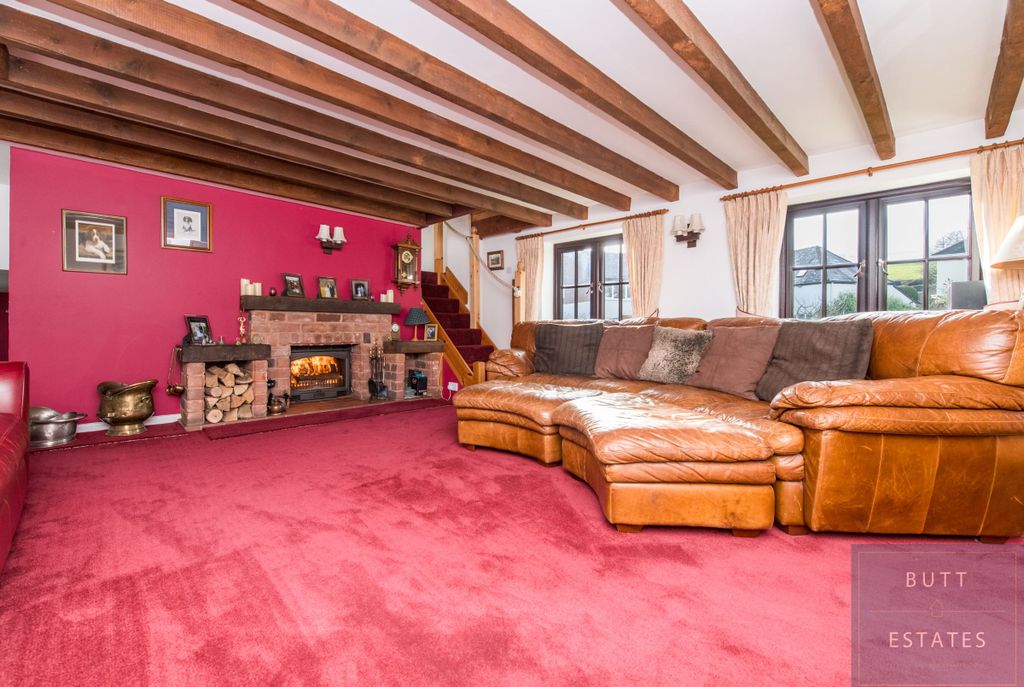 Property photo 3 of 20 Lounge