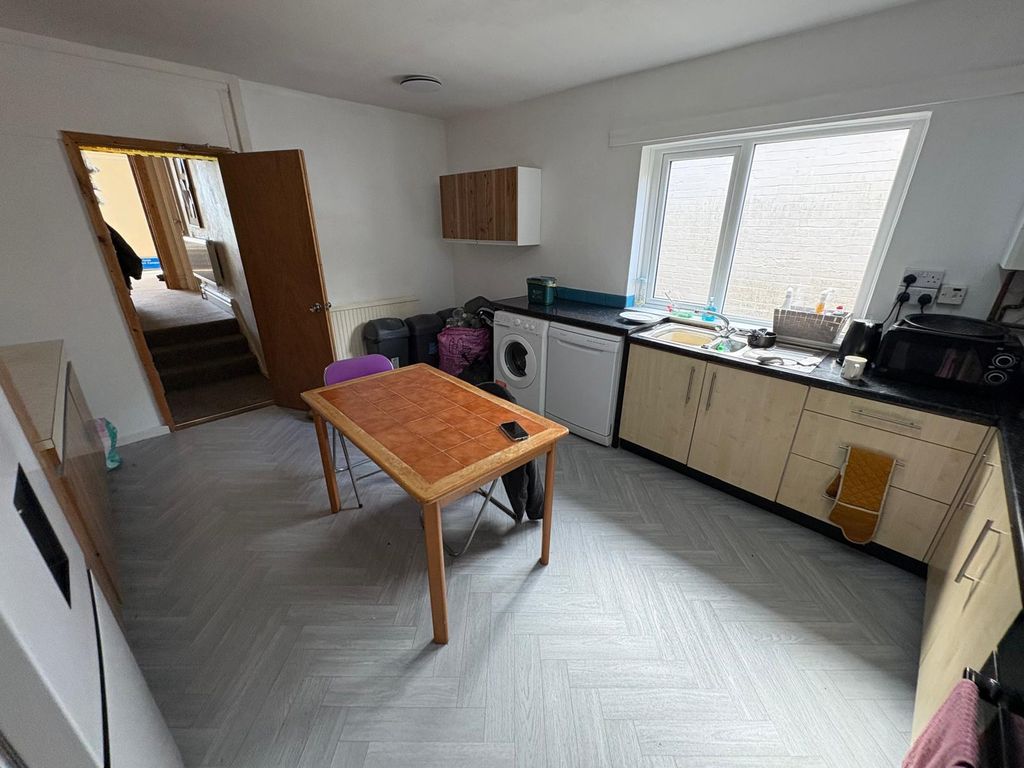 Property photo 2 of 11 x (14)