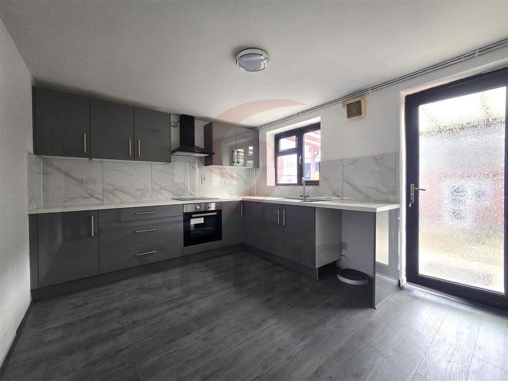 Property photo 3 of 10 Kitchen