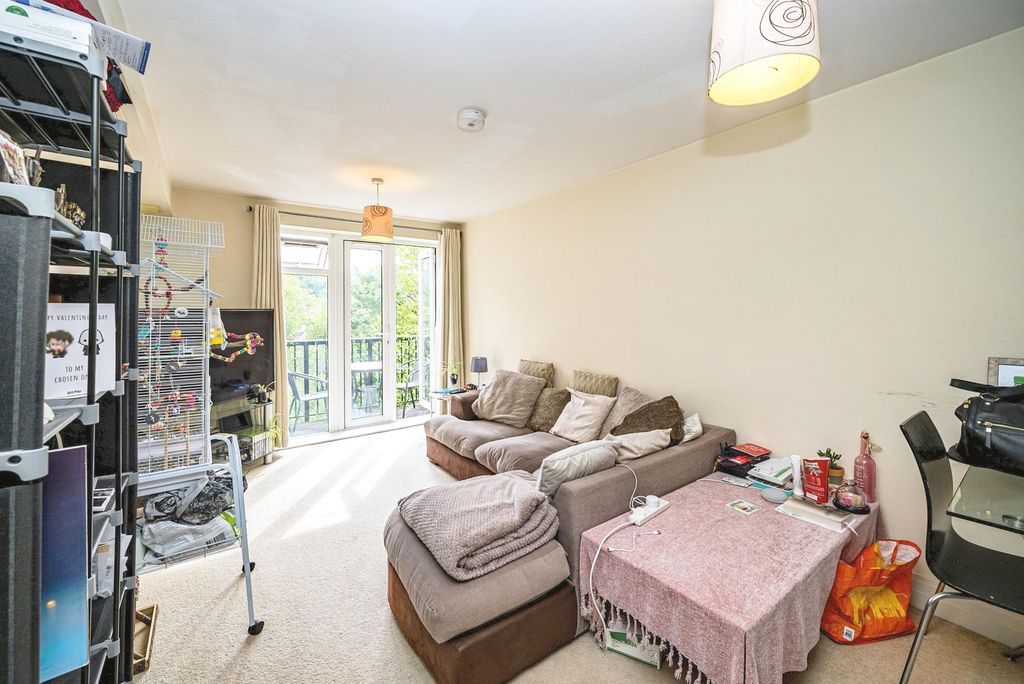 2 bed flat for sale High Wycombe
