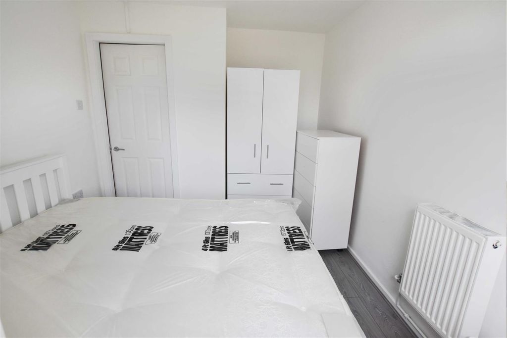 Property photo 3 of 14 Bed-1-B.Jpg
