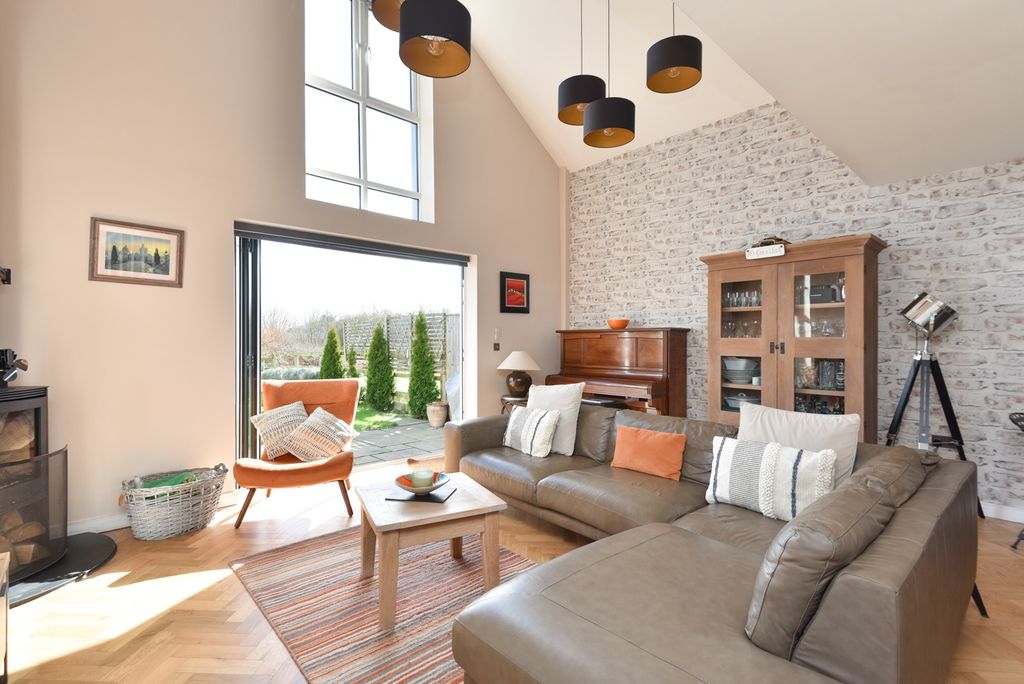 Property photo 2 of 24 4921005