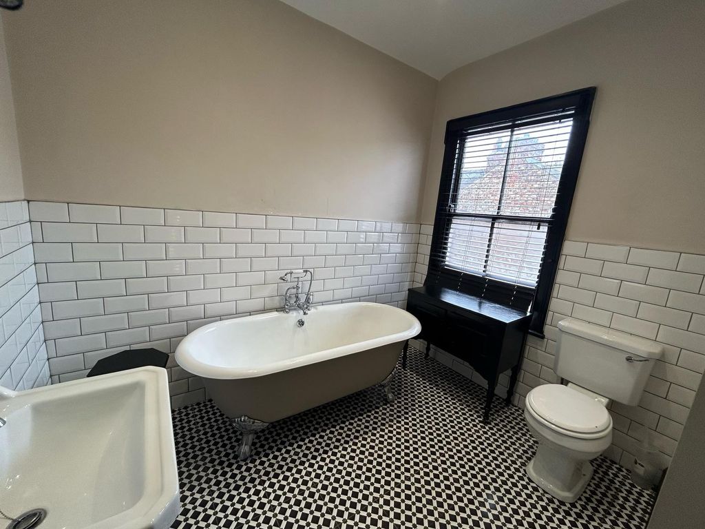 Property photo 2 of 10 Bathroom