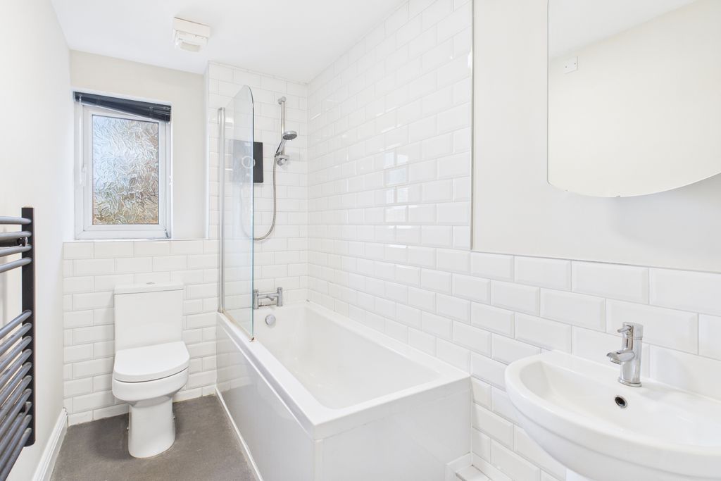 Property photo 3 of 9 Bathroom
