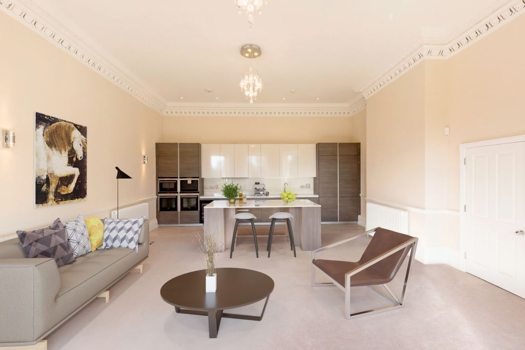 Property photo 2 of 24 4 Thirlestaine Ha...