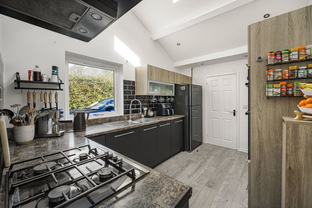 Property photo 3 of 40