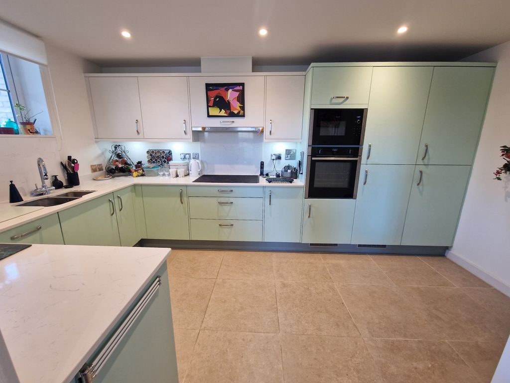 Property photo 3 of 13 Kitchen Aspect 2