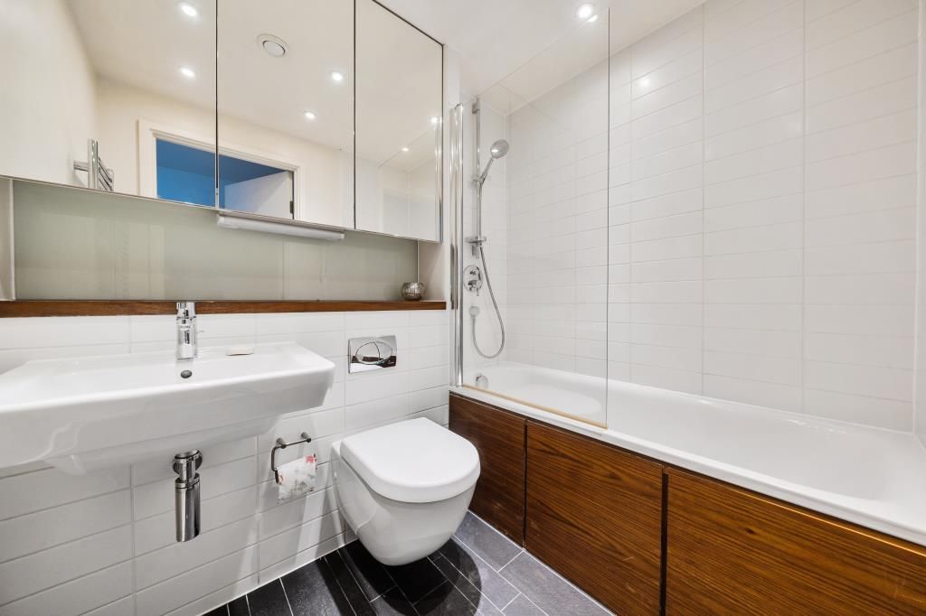Property photo 3 of 19 Bathroom